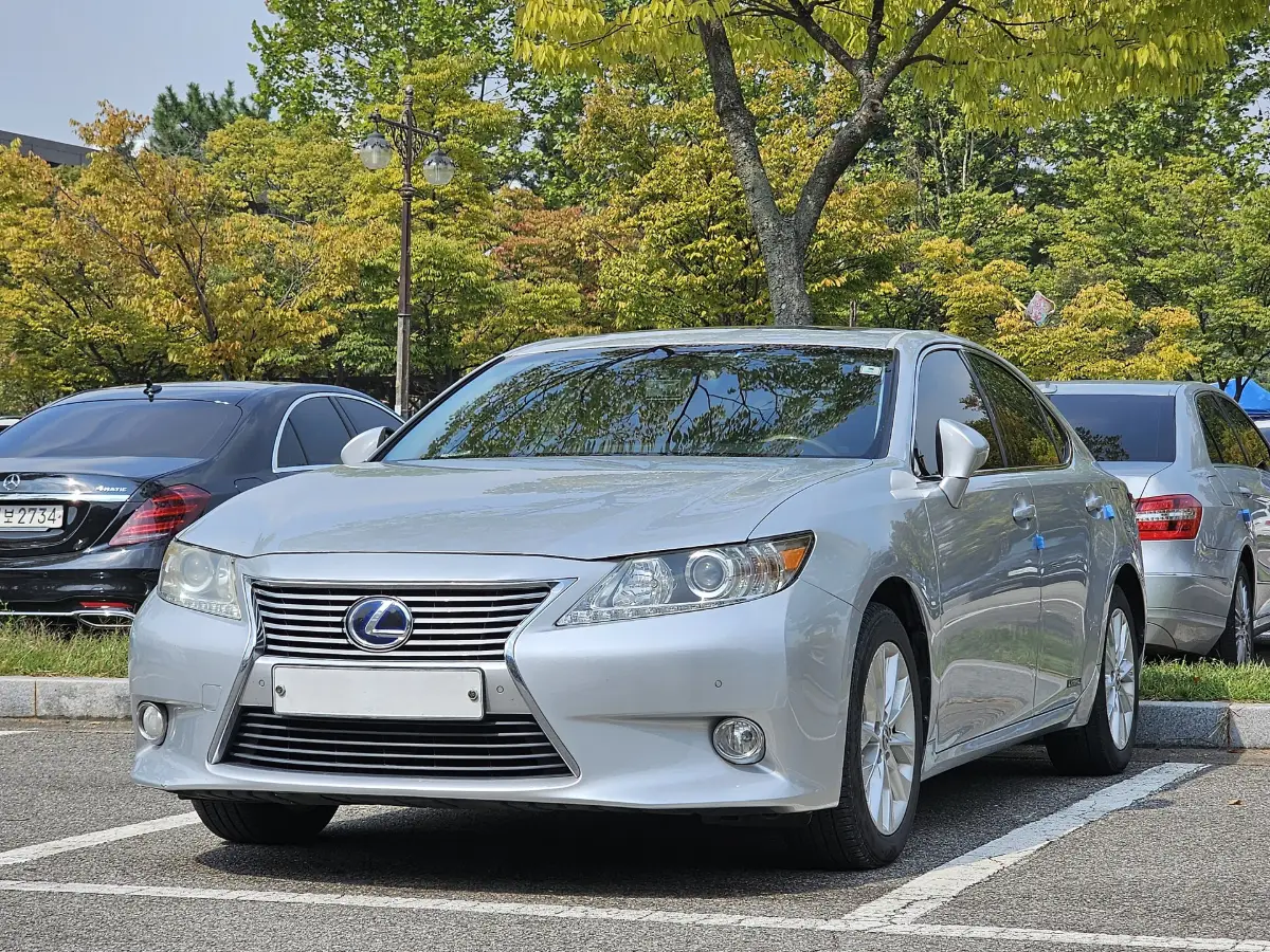 Lexus ES 300h — вид спереди 3/4