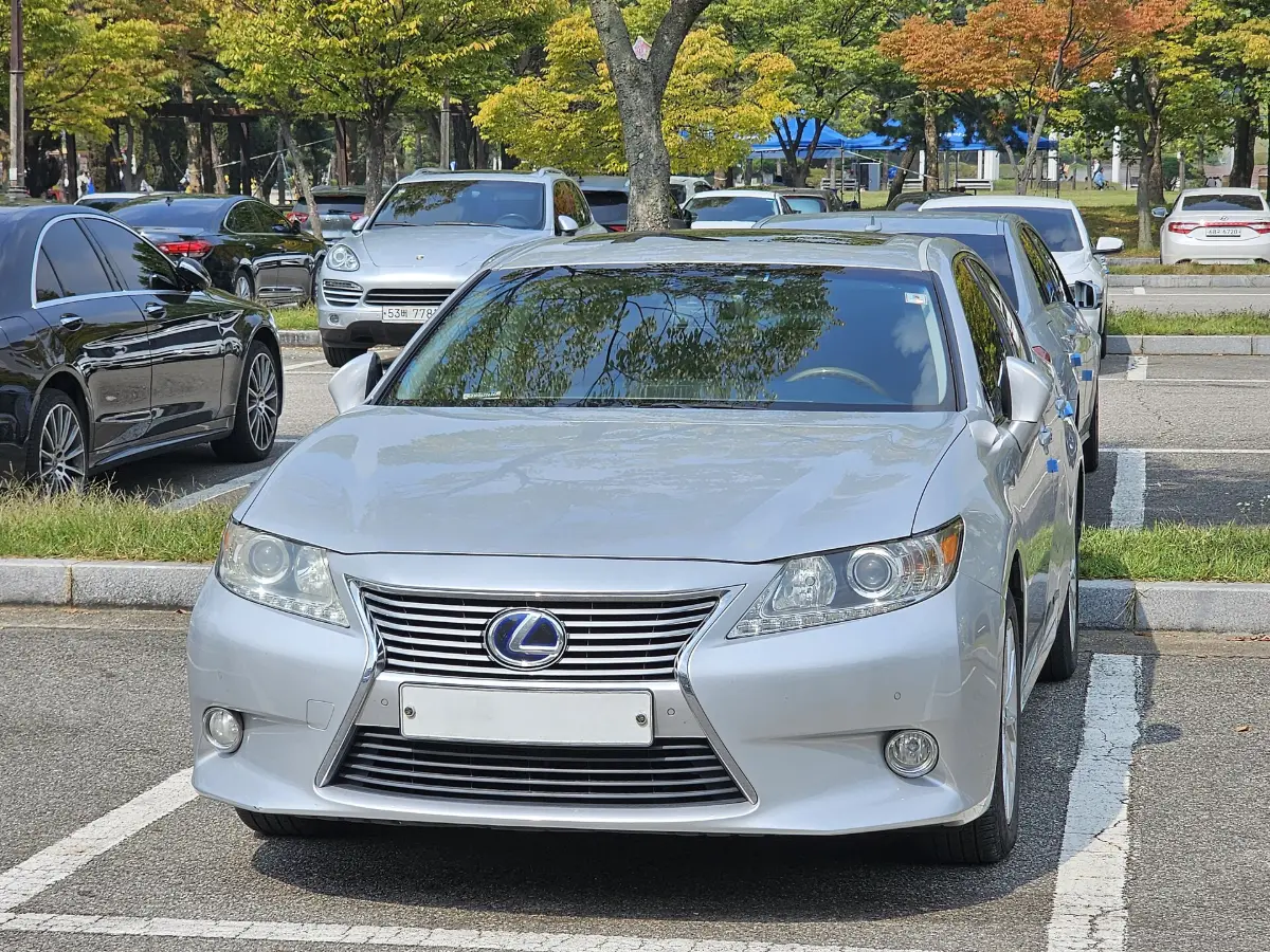 Lexus ES 300h бизнес-класса — экстерьер