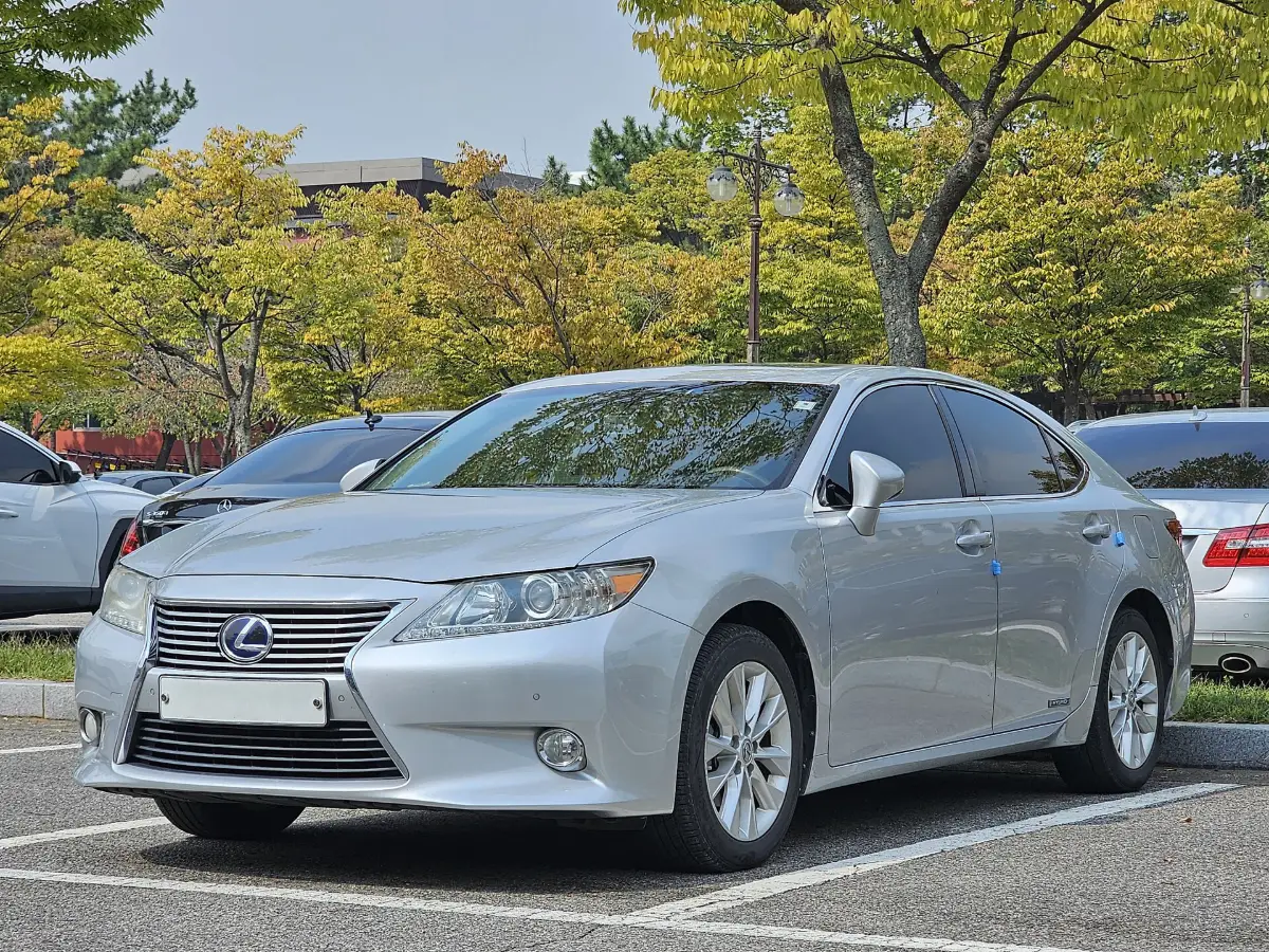 Lexus ES 300h — передняя часть