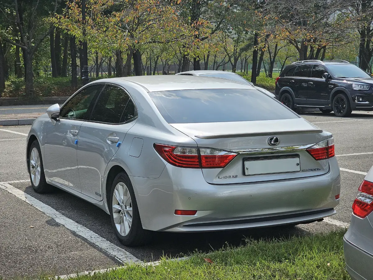 Lexus ES 300h — вид сзади