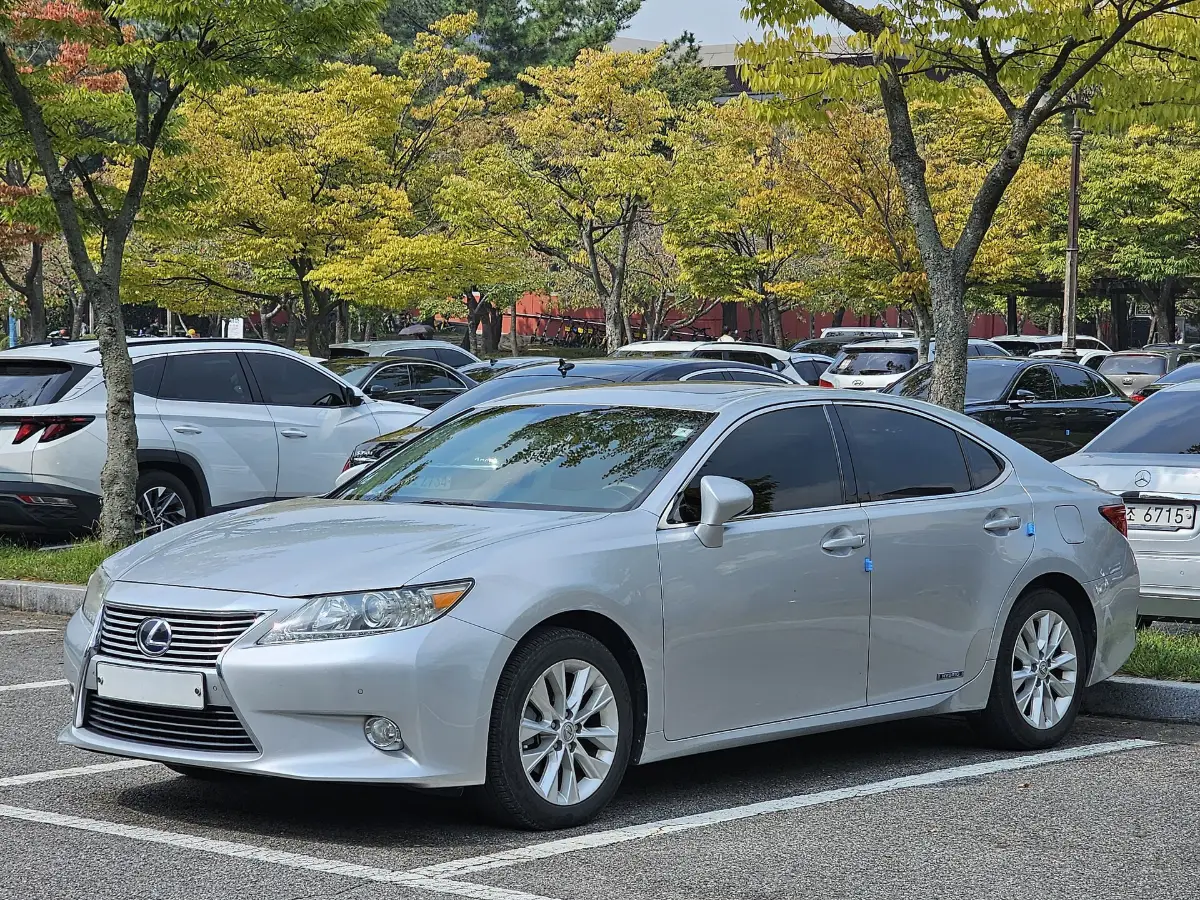 Lexus ES 300h — вид сбоку